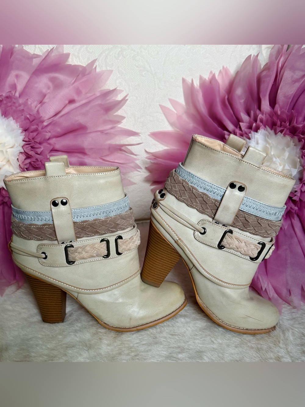 Dolce by Mojo Moxy Brigade Multi Strap Ankle
Booties Boho Cream size 8